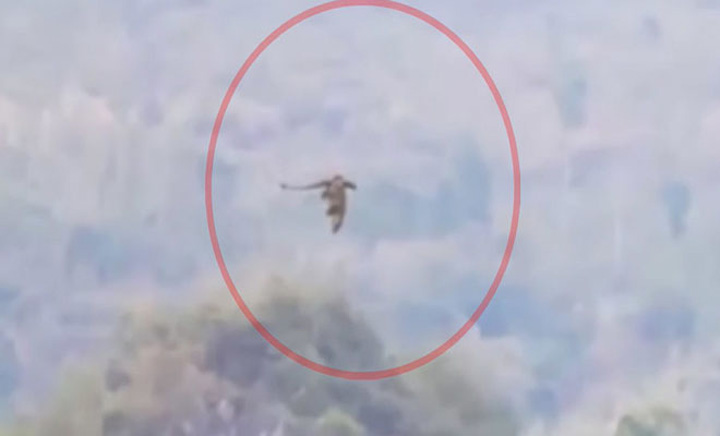 Είναι αυτό το πλάσμα που πετά πάνω από τα βουνά της Κίνας ένας δράκος; Το βίντεο που προκάλεσε καυγάδες