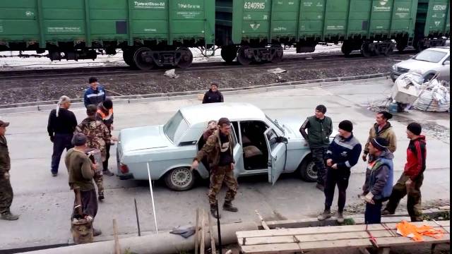 17 Ρώσοι μπήκαν μέσα σε αυτό το αυτοκίνητο; (Video)