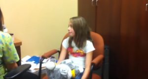 Δεκάχρονο κωφό κορίτσι ακούει για πρώτη φορά τη φωνή του! (Video)