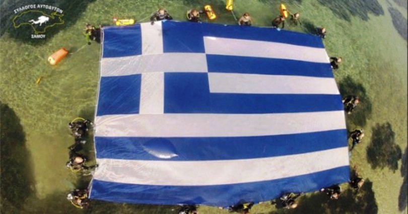 ΒΙΝΤΕΟ: Η μεγαλύτερη ελληνική σημαία κάτω από την θάλασσα!