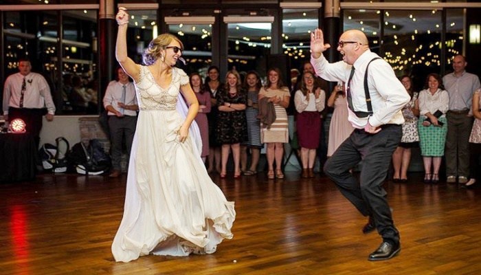 Ο πιο επικός χορός Μπαμπά και Κόρης σε γάμο. Τα δίνουν όλα στο χορό! Δείτε  βίντεο!