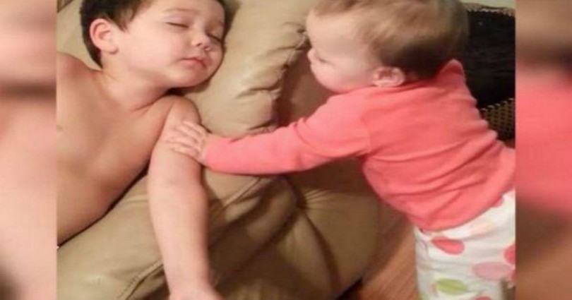 Το βίντεο που πρέπει όλοι να δείτε: Ο αδελφός της κοιμάται κι εκείνη προσπαθεί να… (Βίντεο)