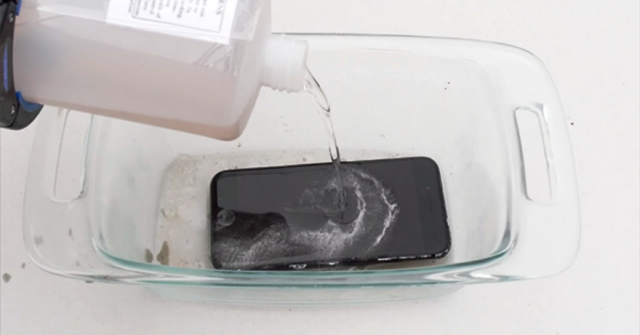 Τι θα γίνει όταν ένα iPhone 7 πέσει μέσα στο ισχυρότερο οξύ του κόσμου;