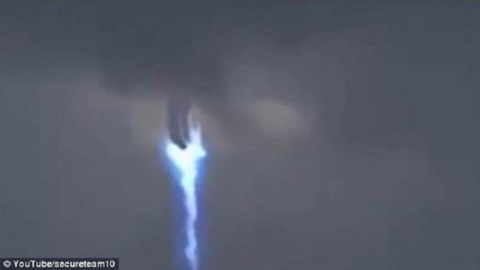 Απίστευτο βίντεο δείχνει UFO να κατεβαίνει στη γη!