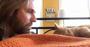Άνδρας «εκδικείται» τον γάτο του που τον ξυπνά καθημερινά στις 4 τα χαράματα