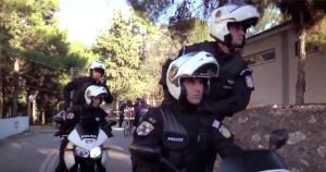 Η Ελληνική Αστυνομία κάνει Mannequin Challenge και εύχεται χρόνια πολλά και καλές γιορτές.