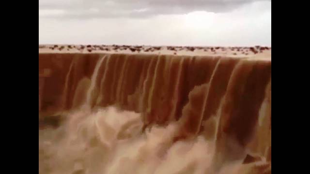Απίθανοι καταρράκτες άμμου στην έρημο!