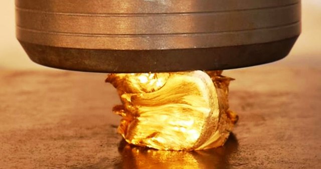 Τι θα συμβεί όταν μια υδραυλική πρέσα πατήσει μια μπάρα χρυσού αξίας 40.000 ευρώ;