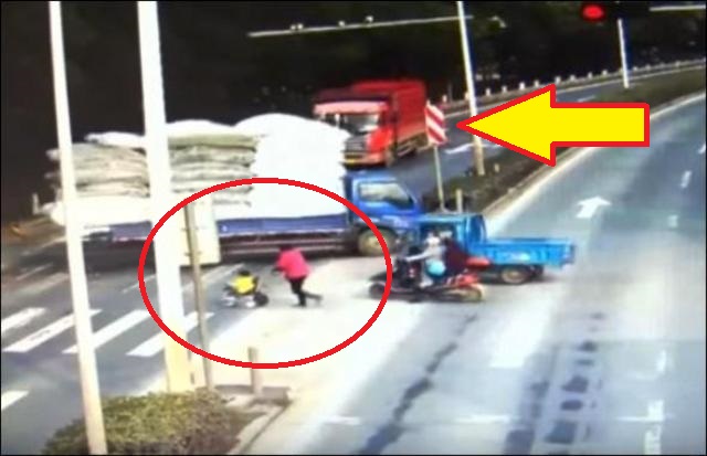 Φορτηγό παρέσυρε 3χρονο αγόρι στην Κίνα! Σώθηκε από θαύμα (Video)
