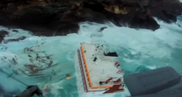 Παραλίγο Τραγωδία!Βυθίστηκε πλοίο πριν λίγο στην Άνδρο. Δείτε Το Σοκαριστικό βίντεο ντοκουμέντο!