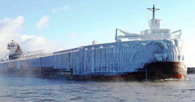 Πλοίο «παγόβουνο» μπαίνει σε λιμάνι στις ΗΠΑ! (video)