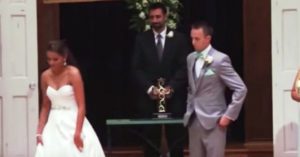 Ο γαμπρός βλέπει τη νύφη να φεύγει, και μένει άναυδος. Τώρα, κοιτάξτε τα χέρια της!