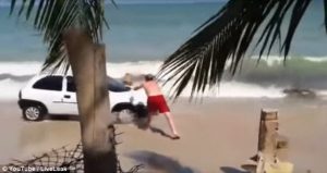 Οδηγός «γκαζώνει» πάνω στην παραλία και πατέρας απαντά πετώντας του ένα βράχο
