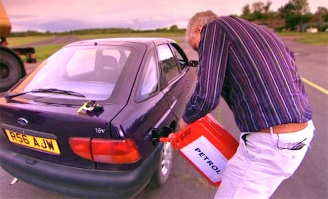 Τι γίνεται αν βάλεις βενζίνη στο πετρελαιοκίνητο αυτοκίνητο; (Βίντεο)