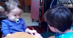 Ένα βίντεο μας εξηγεί τι είναι η αγάπη χρησιμοποιώντας αστεία στιγμιότυπα μωρών