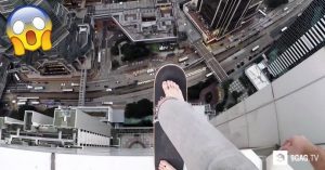 Ριψοκίνδυνος Τύπος κάνει Σκέιτ στην Κορυφή ενός Ουρανοξύστη Χωρίς Καμία Ασφάλεια. Δείτε το Βίντεο που Κόβει την Ανάσα!