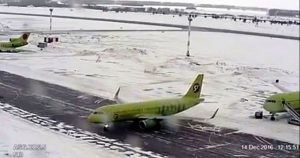 Η στιγμή που ένα αεροπλάνο γλιστράει πάνω σε παγωμένο διάδρομο προσγείωσης