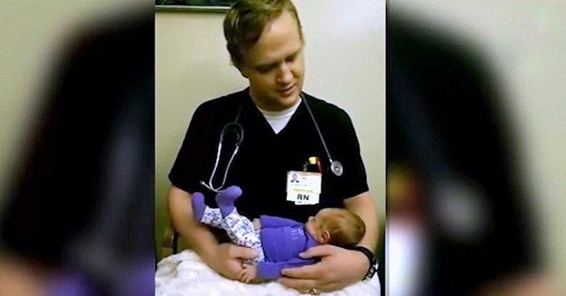 Ο Νοσοκόμος που «έριξε» το Διαδίκτυο! Δείτε ΤΙ κάνει μόλις παίρνει στην Αγκαλιά του ένα Νεογέννητο Μωρό και θα Μείνετε Άφωνοι!