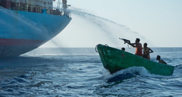 Σοκαριστικό video. Σομαλοί ΠΕΙΡΑΤΕΣ επιτίθενται σε αμερικανικό εμπορικό πλοίο. ΔΕΝ ήξεραν όμως ΤΙ του περίμενε εκεί…