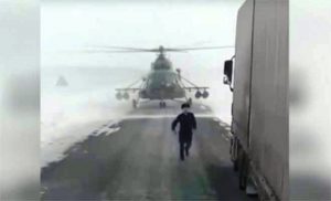 Πιλότος χάθηκε και κατέβασε το ελικόπτερο σε λεωφόρο για να ρωτήσει πού βρίσκεται (Βίντεο)