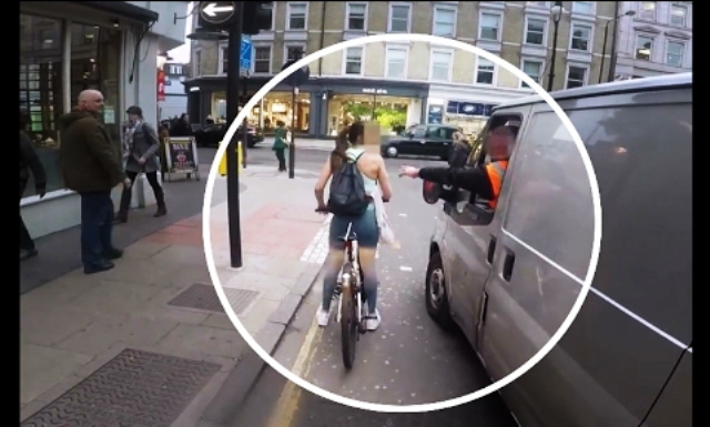 Οδηγός κάνει καμάκι σε ποδηλάτρια και την αγγίζει – Δείτε την αντίδρασή της!