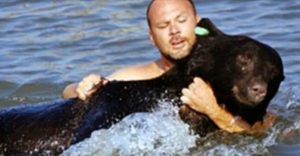 ΣΥΓΚΛΟΝΙΣΤΙΚΟ: Άντρας βουτάει σε Παγωμένα Νερά για να σώσει μια Αρκούδα που Πνίγεται. Δείτε το Βίντεο ΣΟΚ!