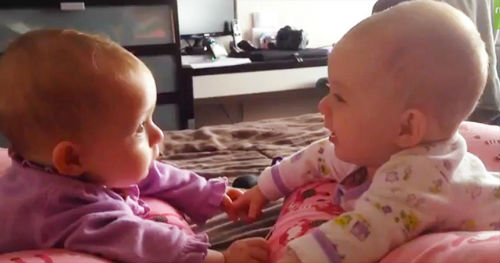 Δίδυμα μωράκια μιλάνε και κρατάνε τα χέρια τους για πρώτη φορά!(Βίντεο)