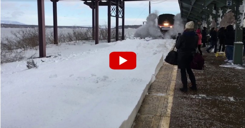 Επιβάτες βιντεοσκοπούν τρένο που διασχίζει όγκους από χιόνι – Δείτε τι έπαθαν!