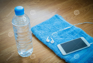 Πήρε ένα μπουκαλάκι νερό και το έβαλε δίπλα στο κινητό του. Το αποτέλεσμα εντυπωσιακό… ΒΙΝΤΕΟ