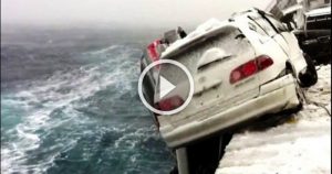 Αμάξια πέφτουν από πλοίο εν μέσω χιονοκακοκαιρίας !! (Video)