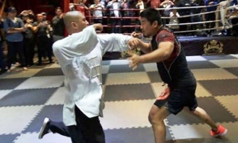 Παρακολουθήστε έναν άγριο ξυλοδαρμό ενός δάσκαλου Ται Τσι από μαχητή MMA