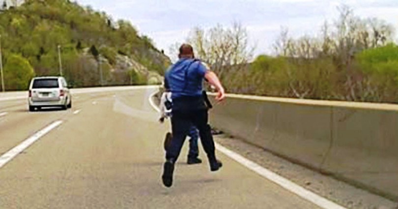 Ο νεαρός Άντρας ήταν έτοιμος να Αυτοκτονήσει πηδώντας από την Γέφυρα. Τότε ο Αστυνομικός κάνει το Αδιανόητο!