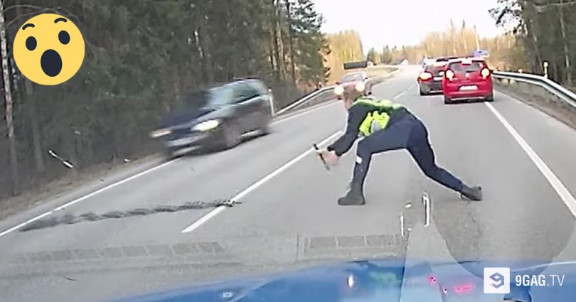 Έκαναν σήμα στον οδηγό να σταματήσει αλλά αυτός πάτησε το γκάζι. Προσέξτε τώρα ΤΙ κάνει ο Αστυνομικός… ΑΠΙΣΤΕΥΤΟ!!