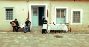 Γιαγιά στην Κρήτη κυνηγά δρομείς με τηγανόψωμα -Το ξεκαρδιστικό βίντεο που κάνει θραύση