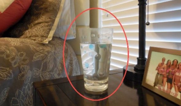 Εντοπίστε την αρνητική ενέργεια στο σπίτι σας μόλις με ένα ποτήρι νερό! (video)