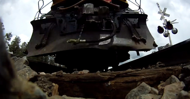 ΑΠΙΘΑΝΟ! Κάμερα κάτω από τρένο που τρέχει με ιλιγγιώδη ταχύτητα! (Βίντεο)