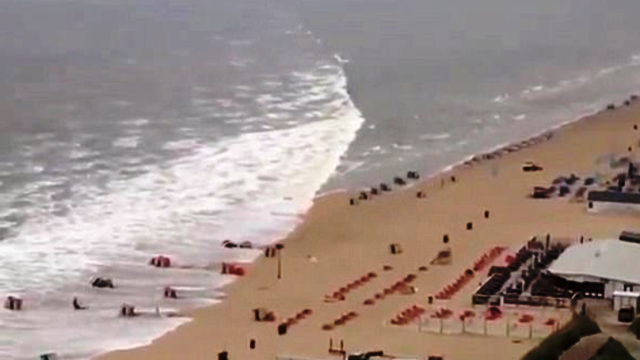 Η στιγμή που μίνι τσουνάμι χτυπάει τις ακτές της Ολλανδίας
