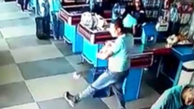 Αυτός ο τύπος ξέρει τι να κάνει όταν του πέφτουν τα ψώνια (Video)