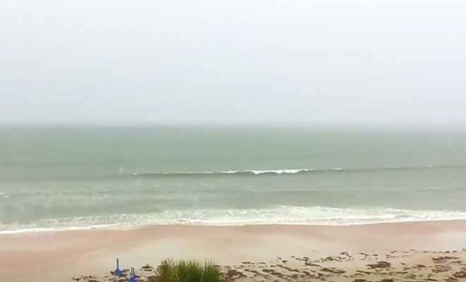 Χάζευε τα Κύματα της Θάλασσας κατά τη διάρκεια μιας Καταιγίδας. Αυτό που αντίκρισε δευτερόλεπτα μετά, τον έκανε να Παγώσει! (video)