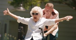 Ο ράπερ Μάκλμορ έκανε το πιο όμορφο δώρο στην γιαγιά του για τα 100α της γενέθλια