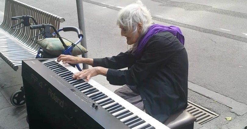 83χρονη Γιαγιά κάθεται σε ένα Πιάνο στη μέση του Δρόμου. Μόλις ξεκινάει να παίζει όμως, οι Περαστικοί Παγώνουν…