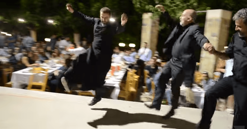 Παπάς χορεύει κρητικό πηδηχτό χορό με τον πιο εντυπωσιακό τρόπο