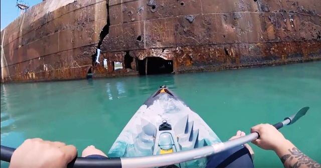 Ένας άντρας κατέγραψε σε βίντεο το εσωτερικό ενός εγκαταλελειμμένου πλοίου.