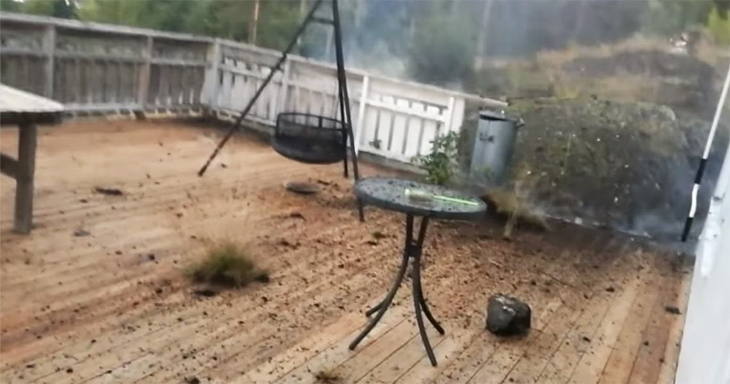 Άντρας καταγράφει κεραυνό σε βίντεο που αμέσως μετά καταστρέφει την αυλή του