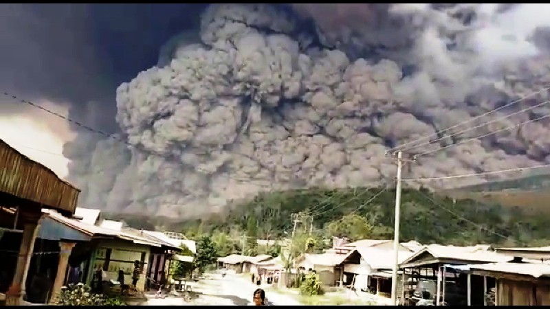 (Video) Έκρηξη ηφαιστείου στην Ινδονησία. Η τεφρά έχει εξαπλωθεί εκατοντάδες μίλια στον ουρανό!