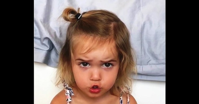 2χρονο κορίτσι διαμαρτύρεται για την καθυστέρηση του αεροπλάνου. Δείτε την ξεκαρδιστική αντίδρασή της!