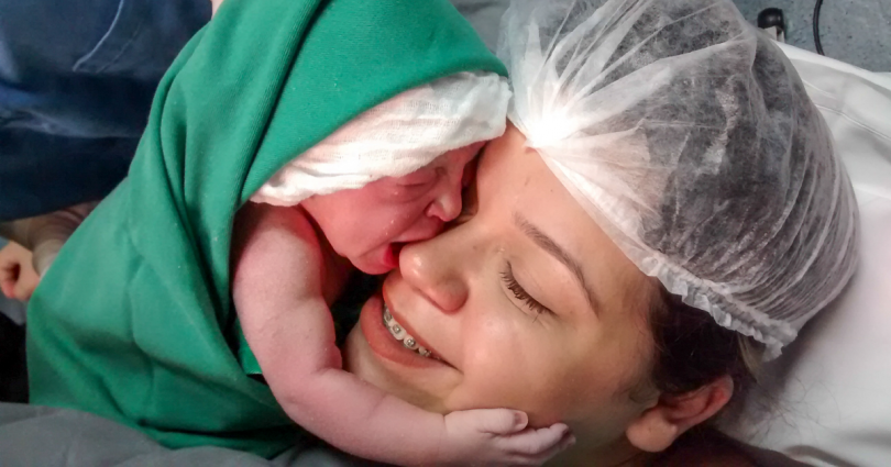 Ένα Νεογέννητο Μωράκι αγκάλιασε τη Μανούλα του στο Πρόσωπο αμέσως μετά τον Τοκετό. Υπέροχο Βίντεο!