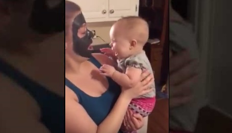 Η ξεκαρδιστική στιγμή που το μωρό κοιτάει την μαμά του και τρομάζει από την μάσκα ομορφιάς (Βίντεο)