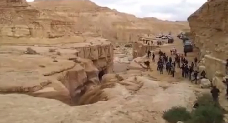 Το φαινόμενο του ποταμού Ζην στην έρημο Νεγκέβ στο Ισραήλ που περιγράφεται και στην Παλαιά Διαθήκη (Βίντεο)