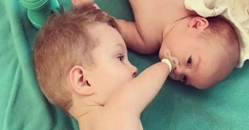 Από τα πιο τρυφερά βίντεο: Αγόρι χωρίς άκρα δίνει την πιπίλα στο νεογέννητο αδερφάκι του